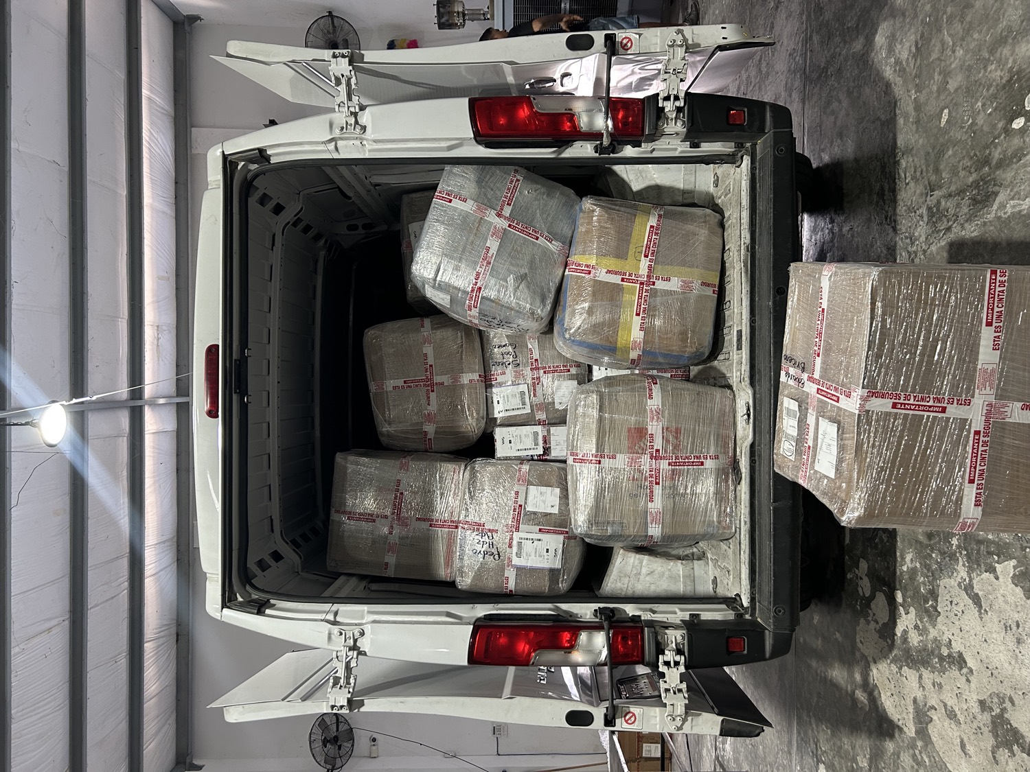 Mercancía sellada y organizada dentro de una unidad de transporte de Box Speedy